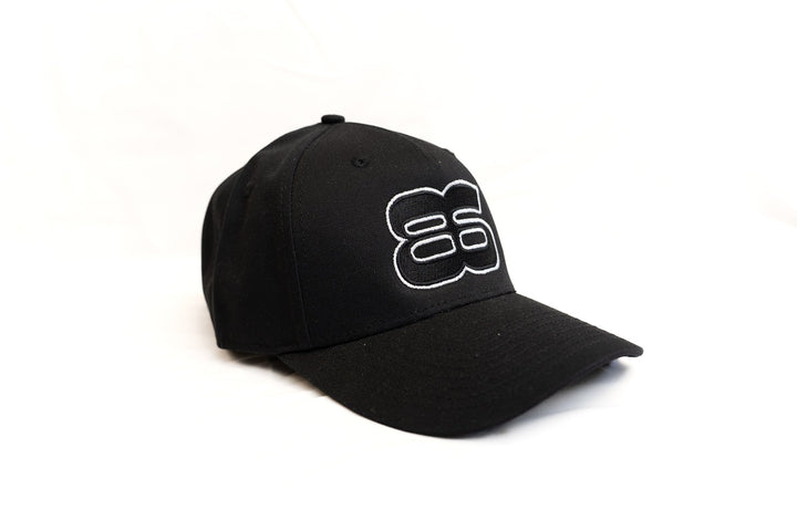 Casquette noire brodée Backstage portée en look streetwear