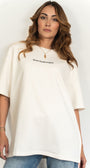 T-shirt hybride Original ivoire Backstage porté en look streetwear