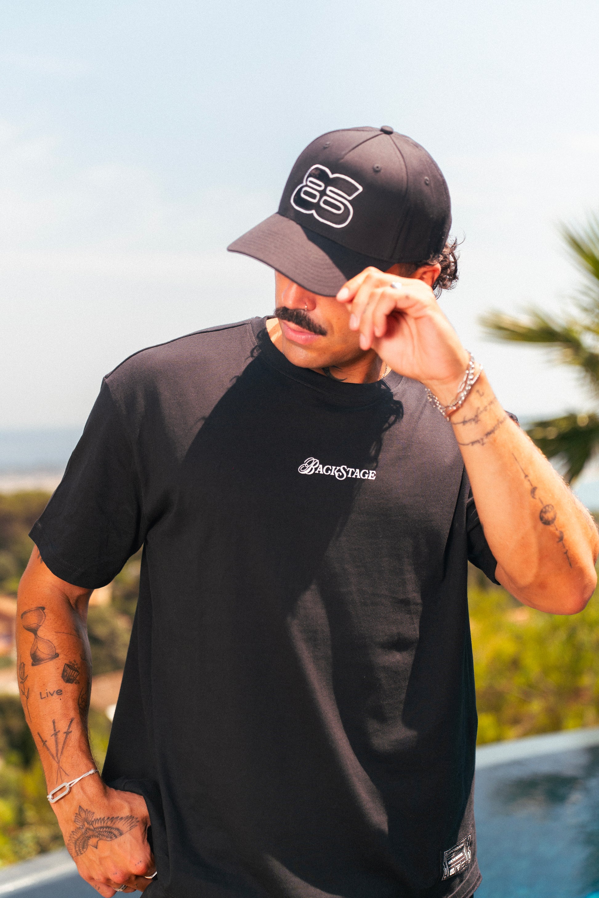 Casquette noire brodée Backstage sur fond neutre
