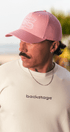 Casquette rose brodée Backstage sur fond neutre