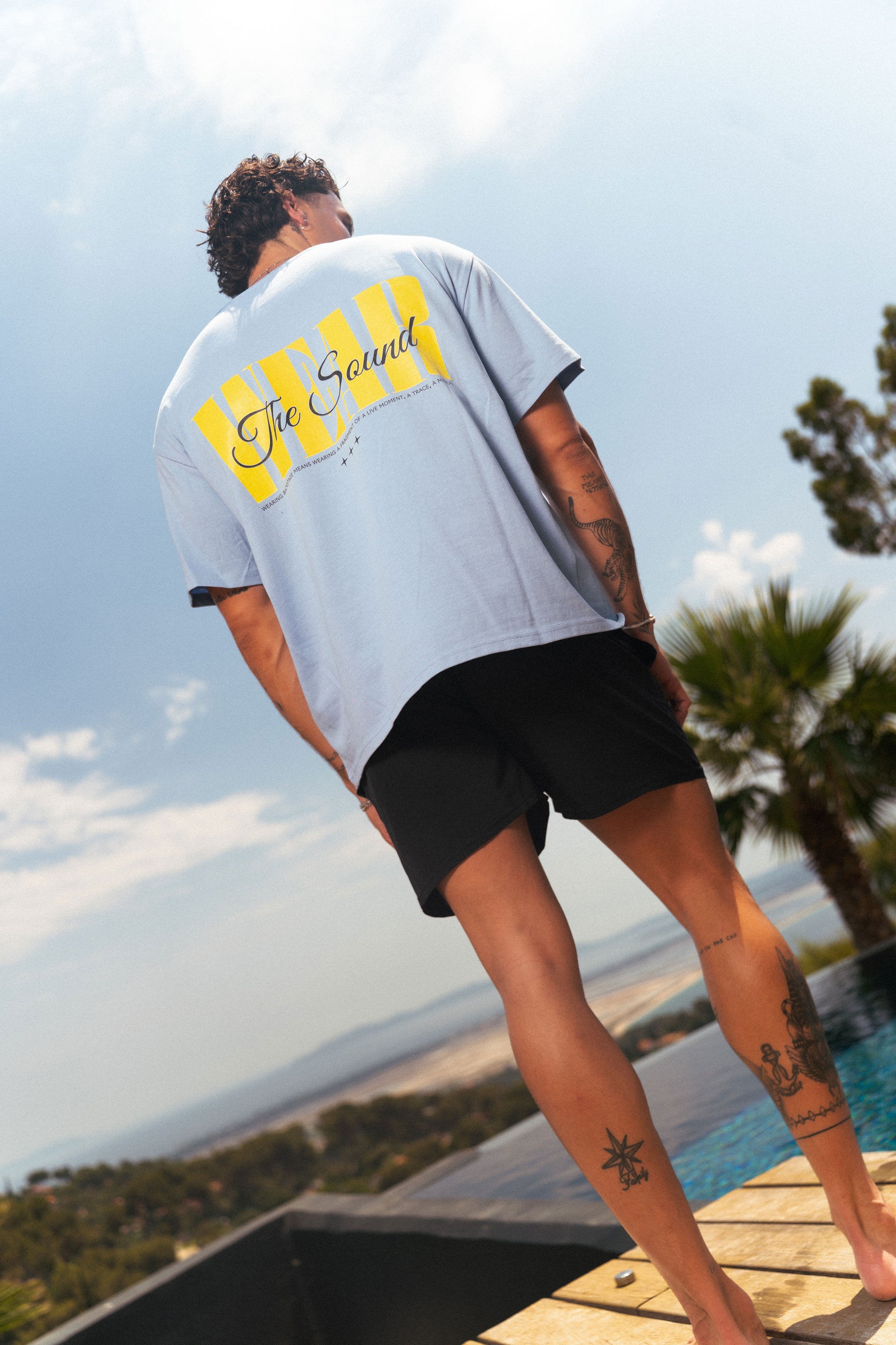 Détail du visuel Wear The Sound sur t-shirt bleu Backstage