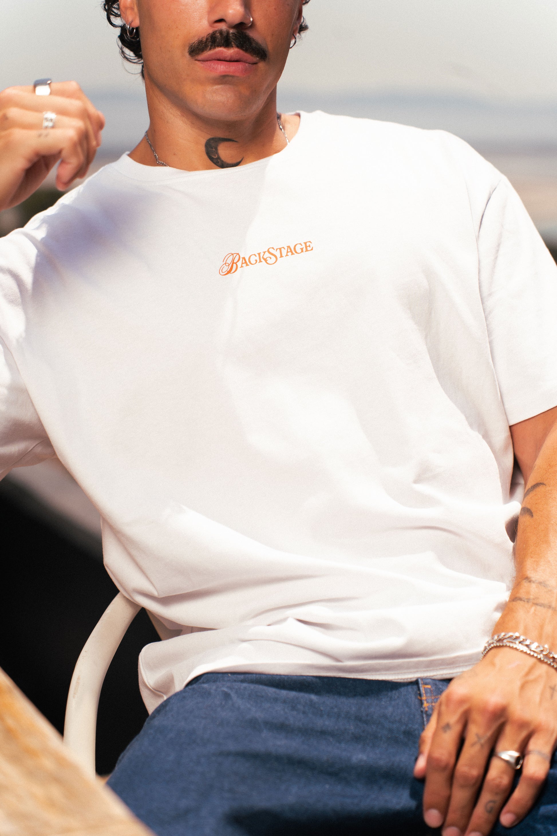 Détail de la sérigraphie du t-shirt Memories blanc Backstage