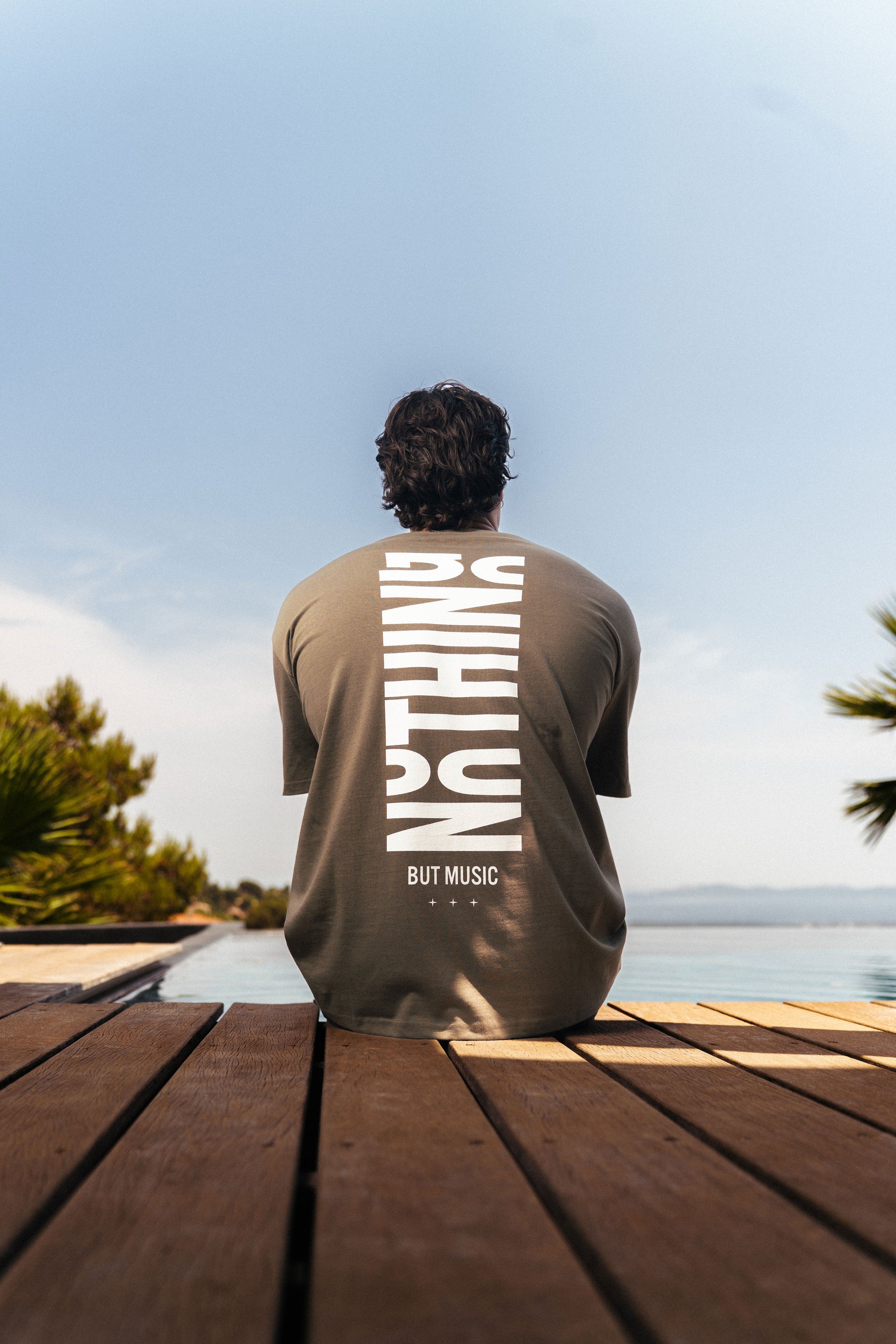 T-shirt oversize Nothing kaki Backstage porté de dos