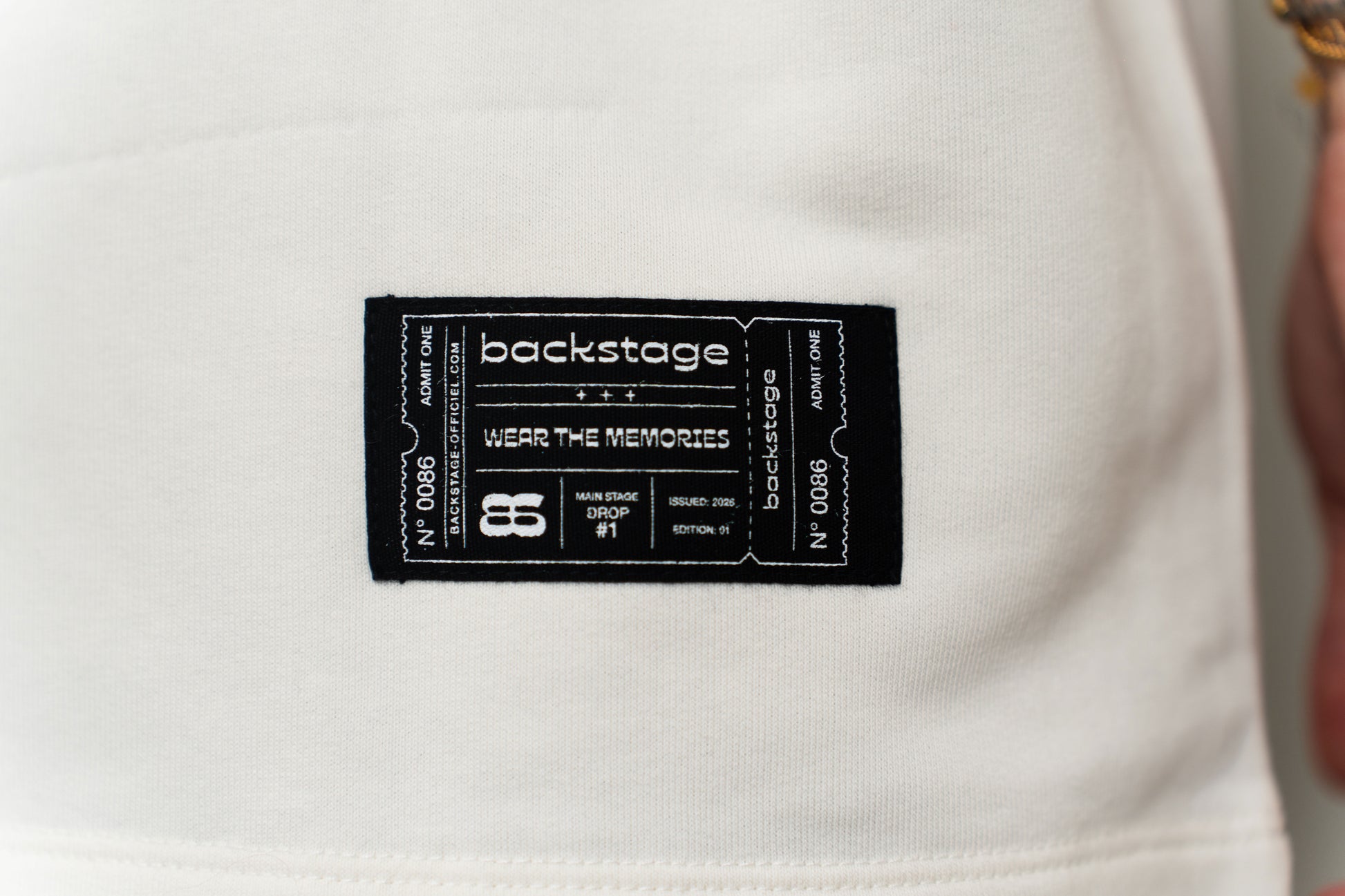 T-shirt hybride Original ivoire Backstage porté de dos