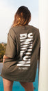 T-shirt Nothing kaki streetwear premium en situation