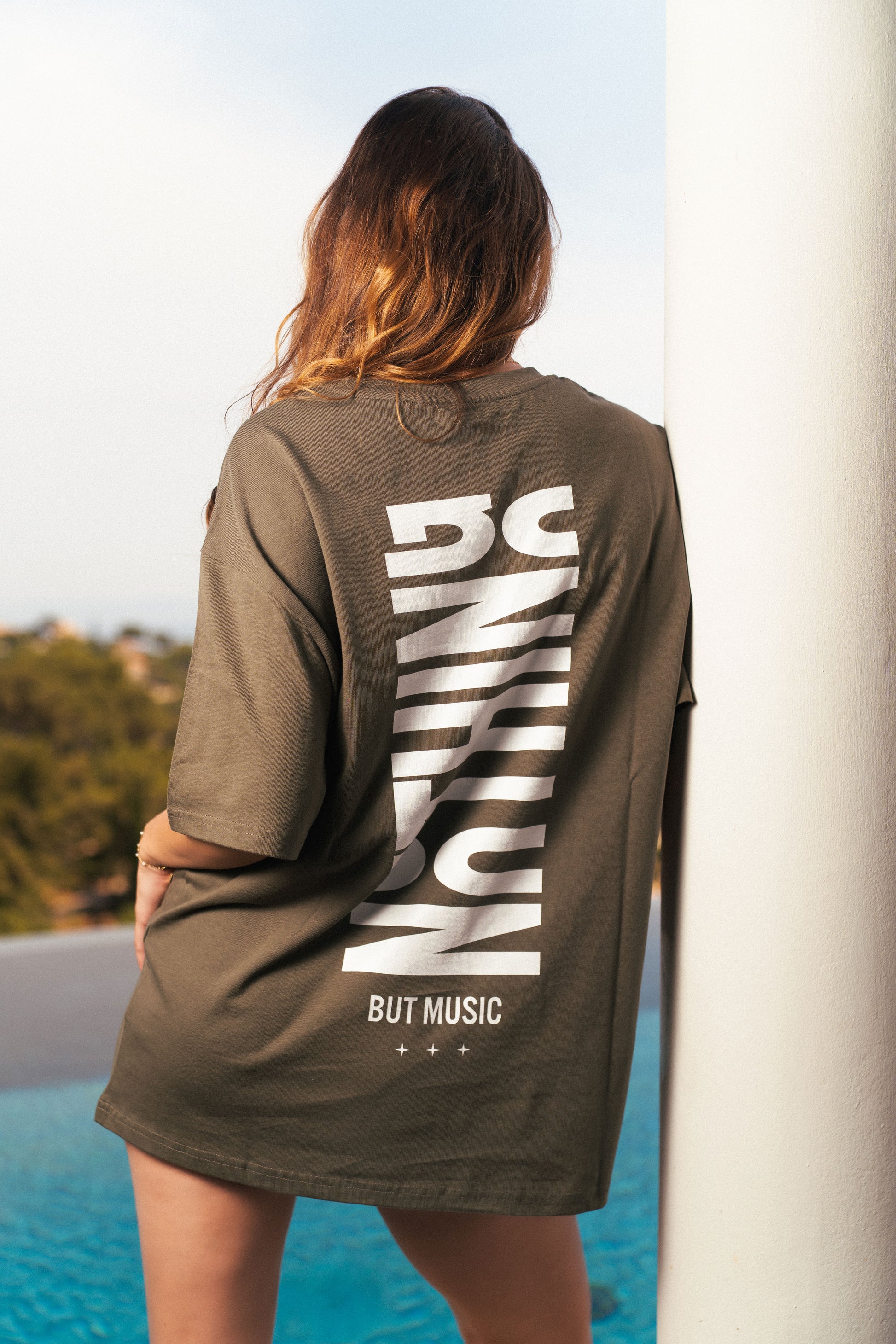 T-shirt Nothing kaki streetwear premium en situation