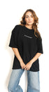 T-shirt hybride Original noir Backstage porté en look streetwear
