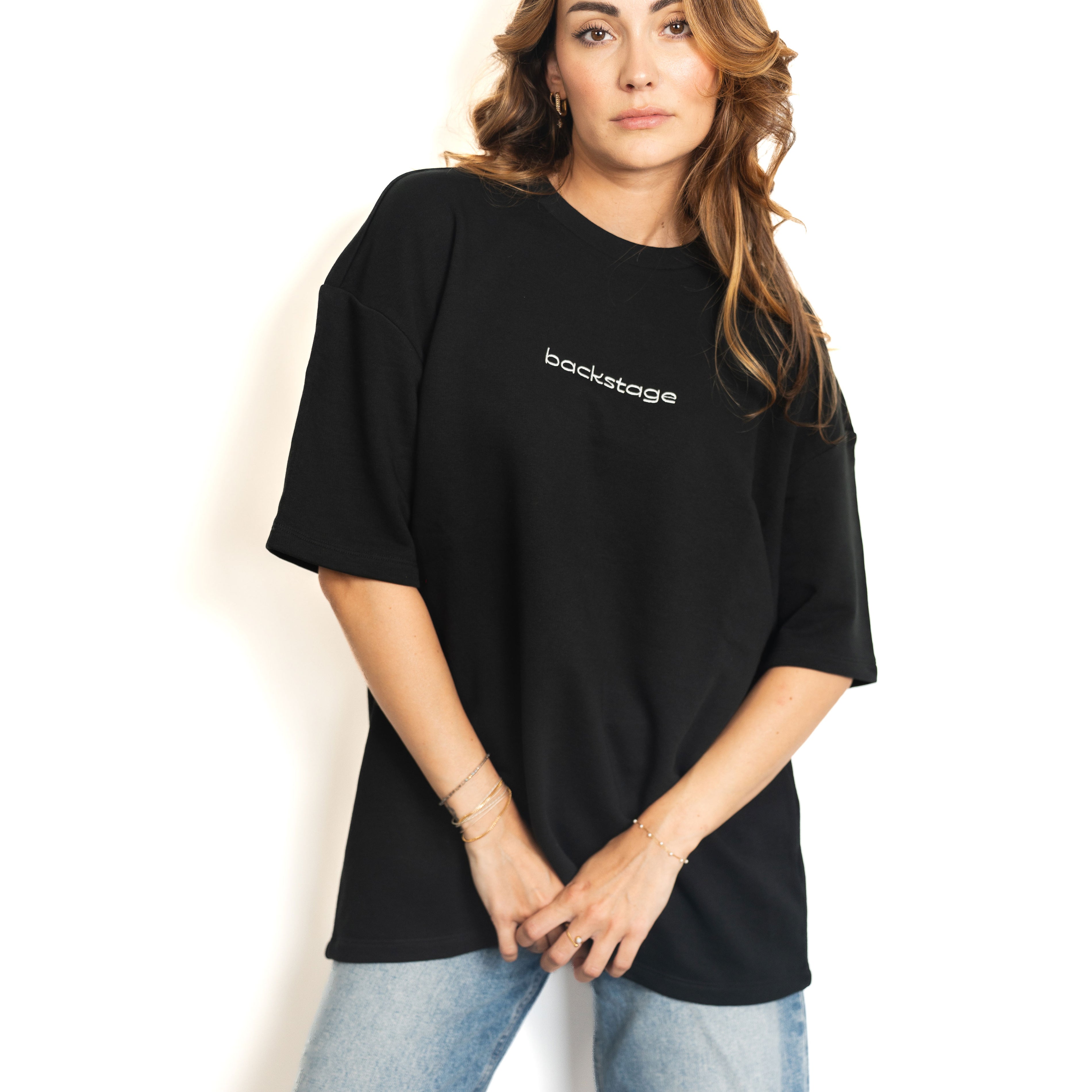T-shirt hybride Original noir Backstage porté en look streetwear