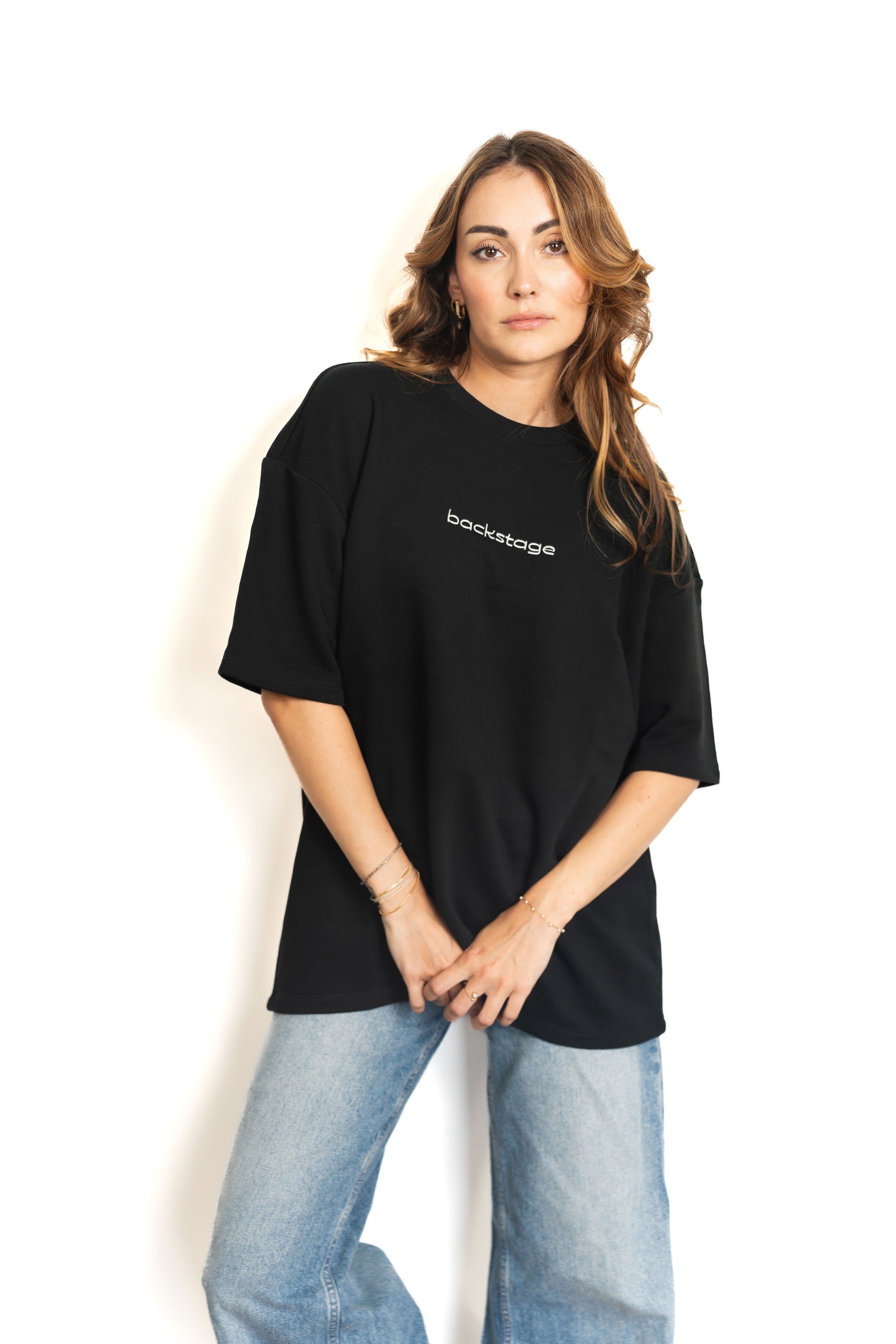 T-shirt hybride Original noir Backstage porté en look streetwear