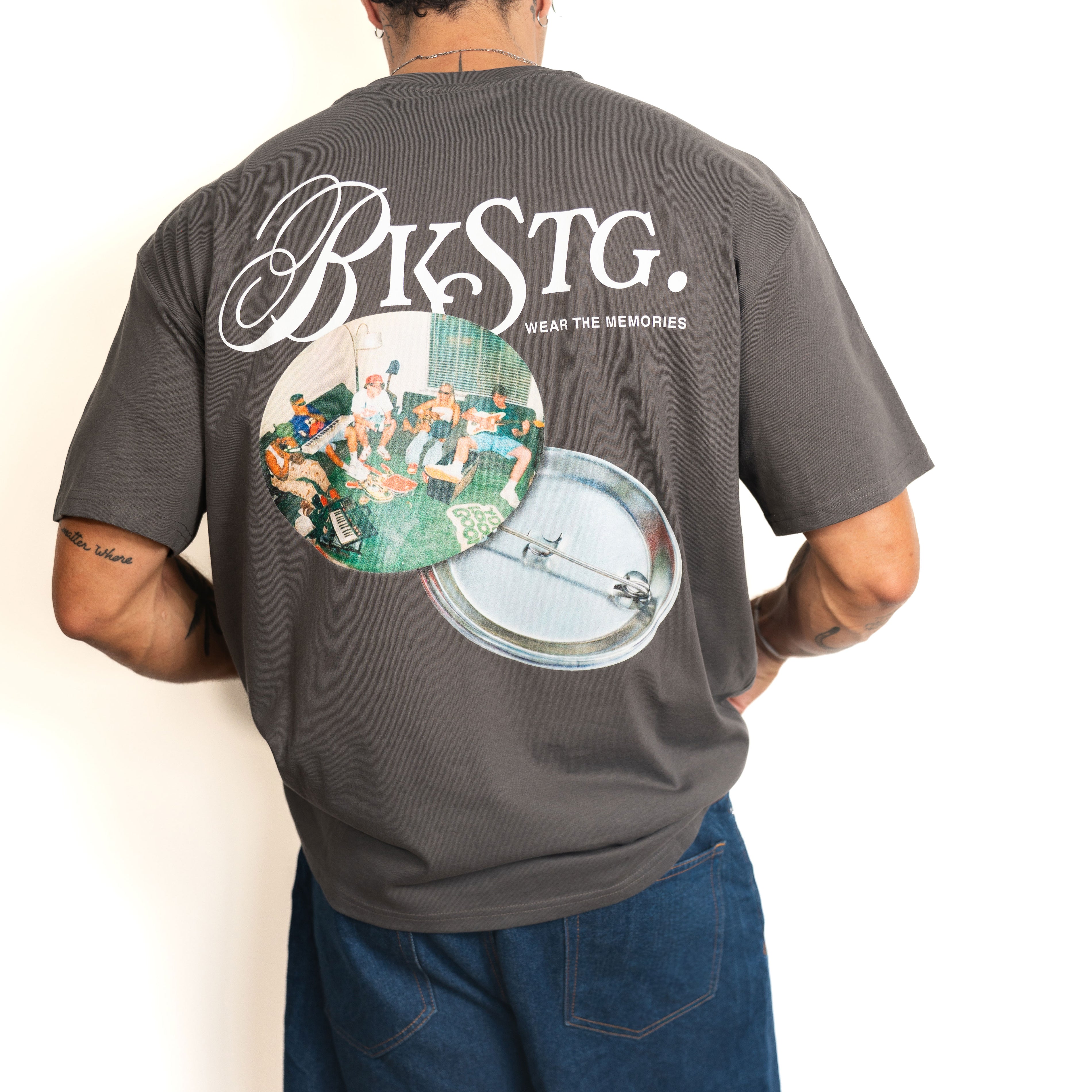 T-shirt oversize Memories gris Backstage porté de face