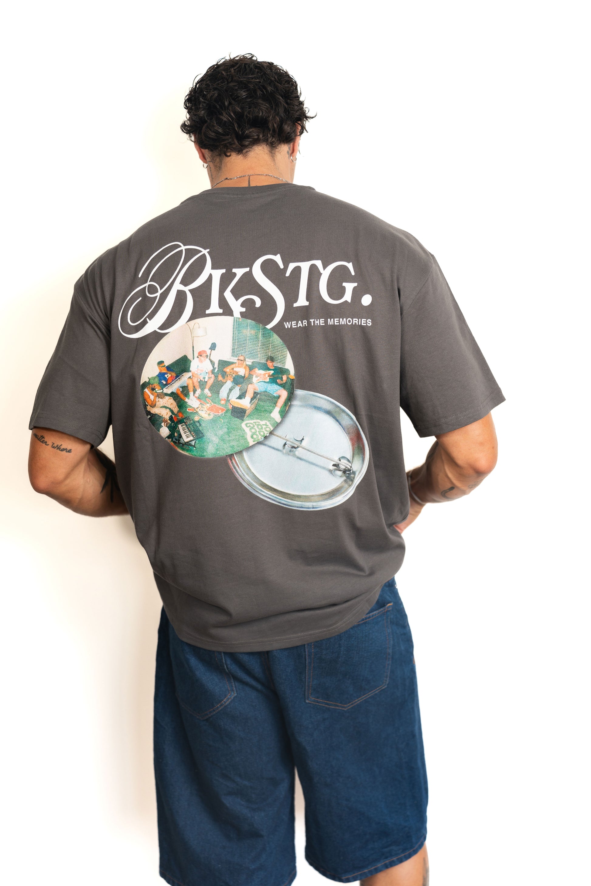 T-shirt oversize Memories gris Backstage porté de face
