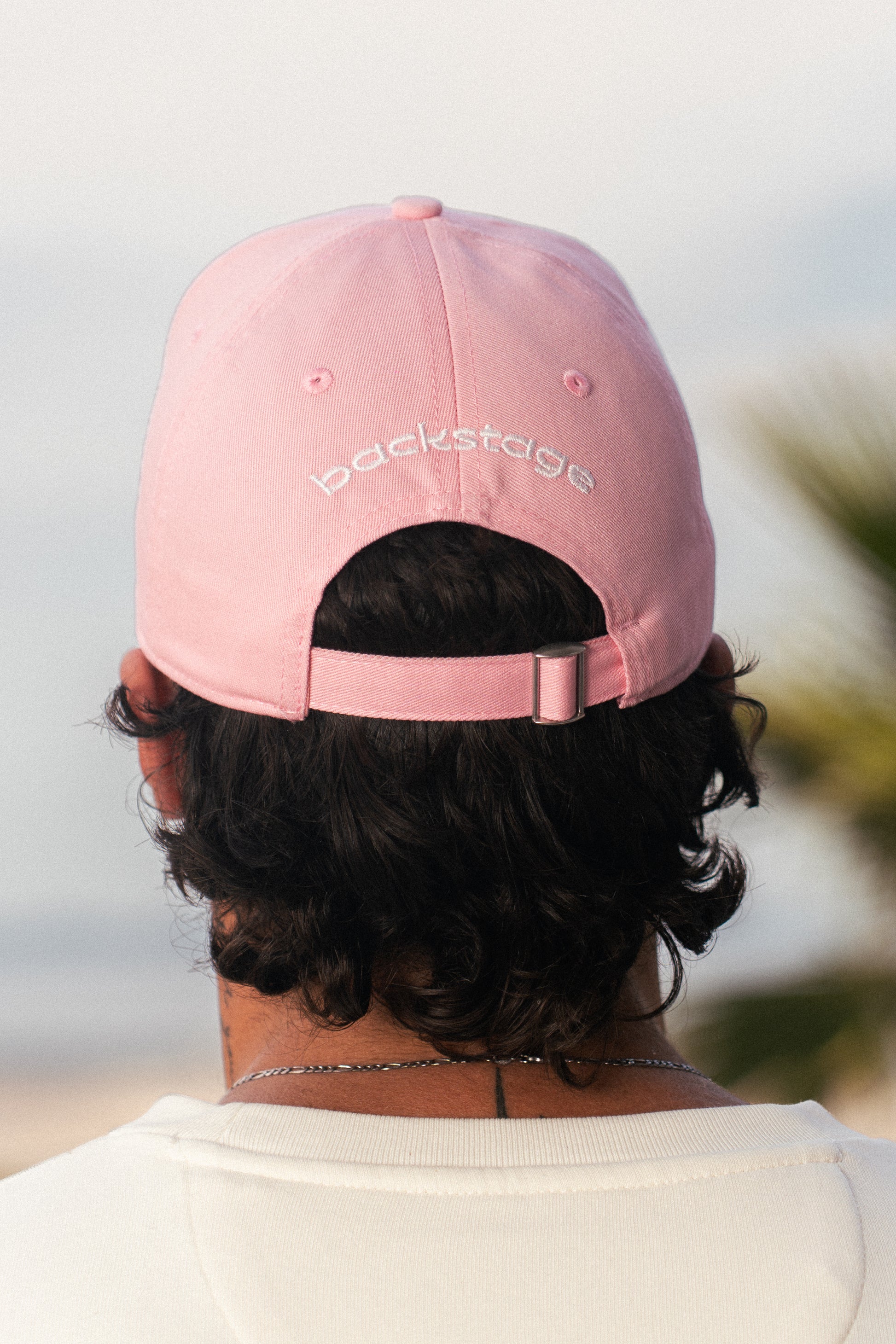 Casquette rose brodée Backstage en situation streetwear
