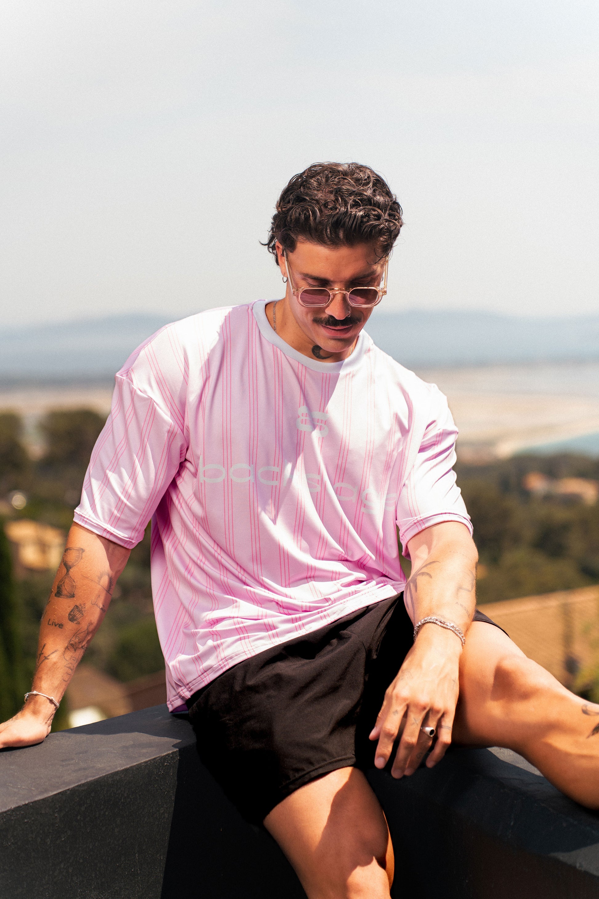 Maillot Warm Up rose oversize Backstage en situation