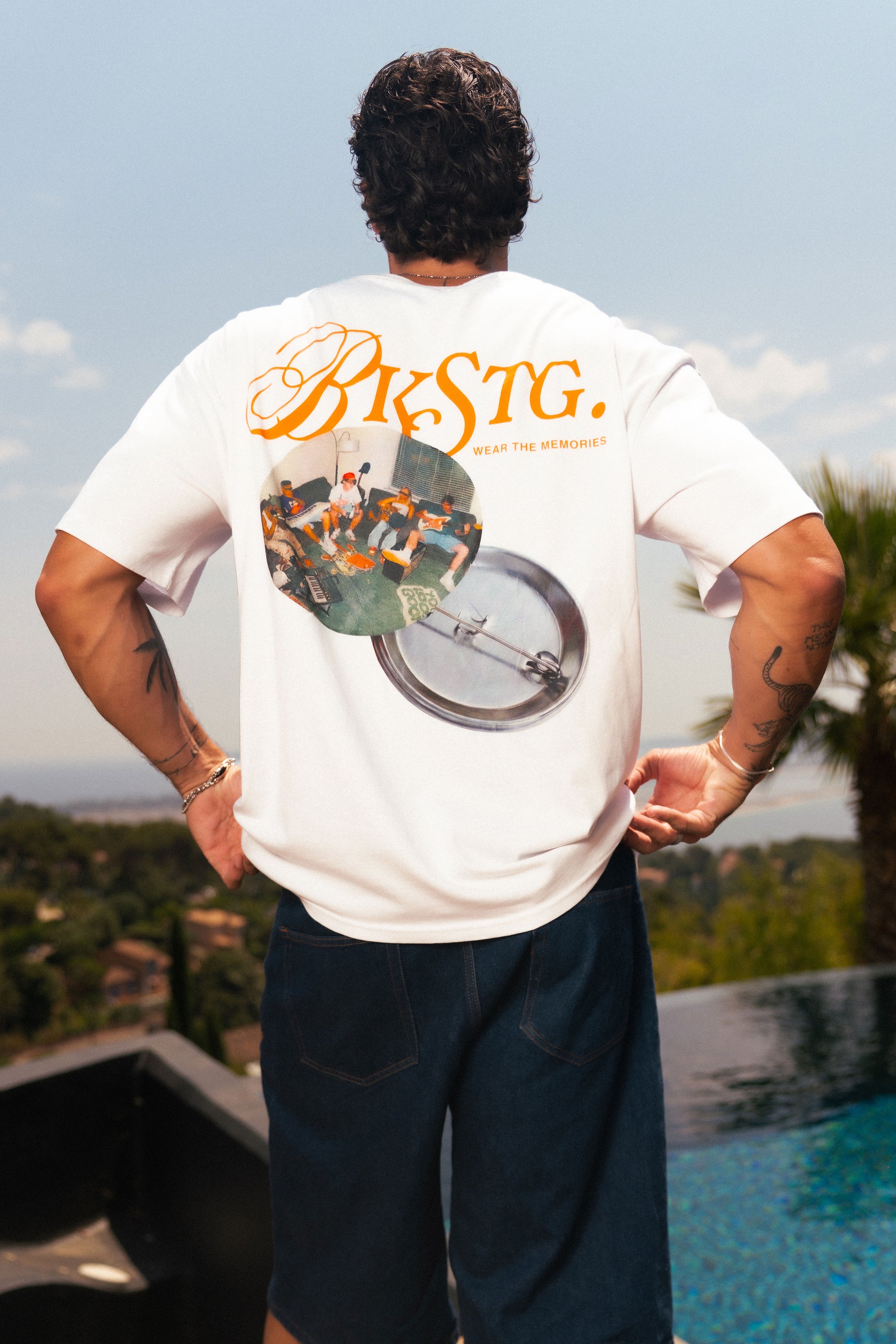 T-shirt oversize Memories blanc Backstage porté en look streetwear
