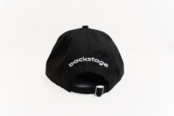 Casquette noire brodée Backstage, vue de dos avec sa boucle réglable