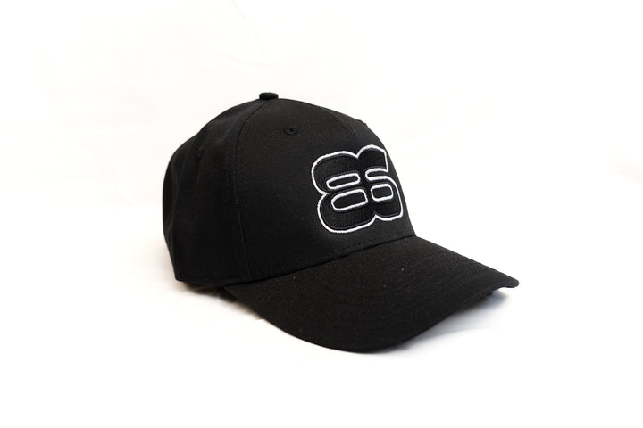 Casquette noire brodée Backstage, vue de trois quarts sur fond neutre