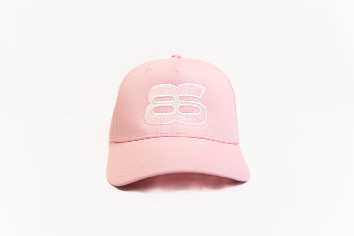 Casquette rose brodée Backstage, vue de profil sur fond neutre
