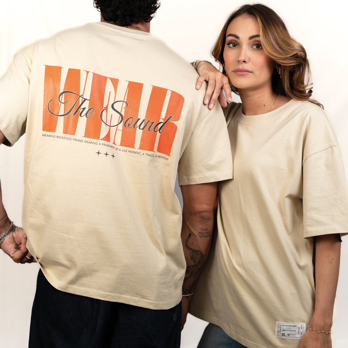 Couple portant le t-shirt Wear The Sound beige Backstage