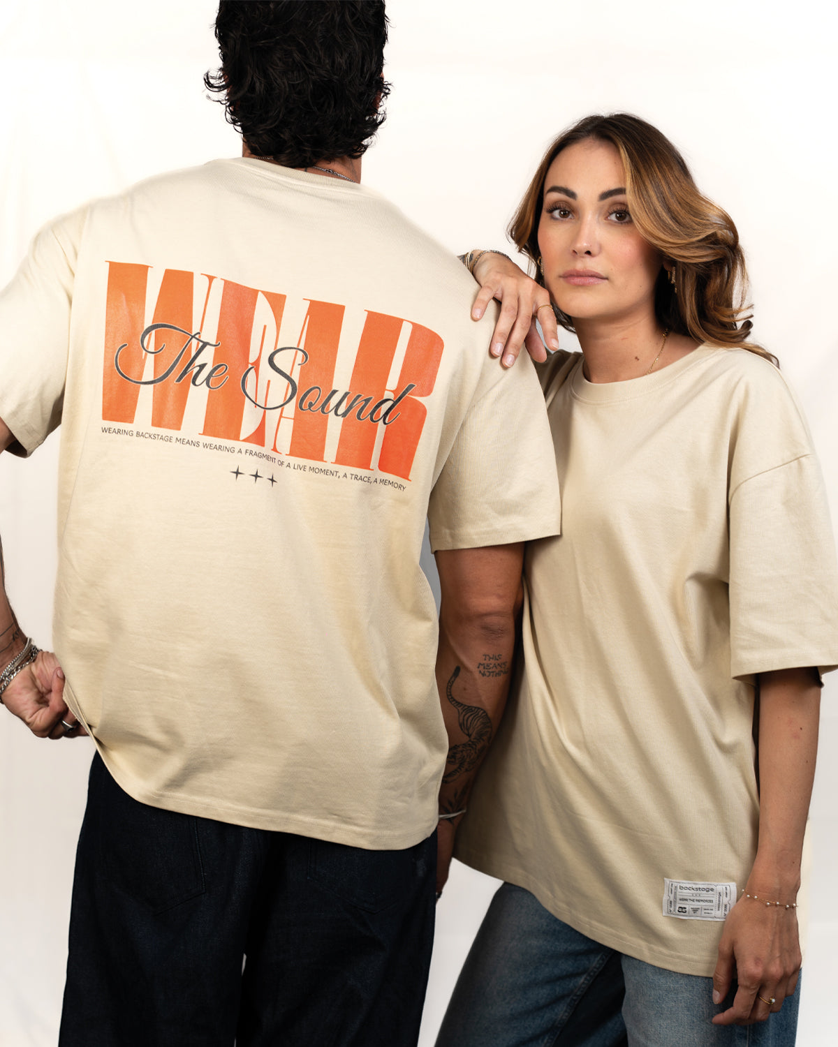 Couple portant le t-shirt Wear The Sound beige Backstage